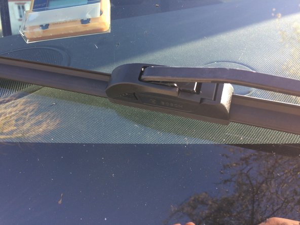 Le balais d'essuie glace monté.