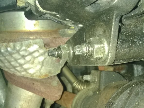 Remettre en place l'alternateur en le remettant sur les rails et serrer les 2 vis du bas. Revisser ensuite la 3eme vis du haut.