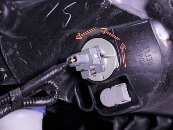 Pivoter la prise d'un quart de tour pour sortir l'ampoule de clignotant