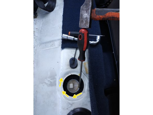 puis finir le serrage en utilisant le marteau et le gros tournevis plat