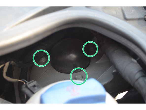 La tête de suspension est maintenue par 3 vis.