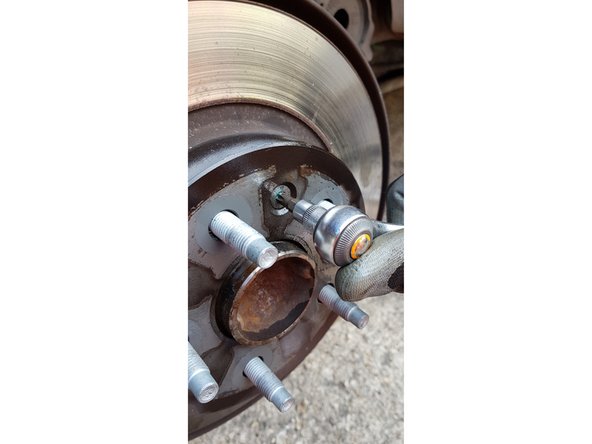 Avec un embout Torx T30 retirez la vis de maintien puis retirez le disque.