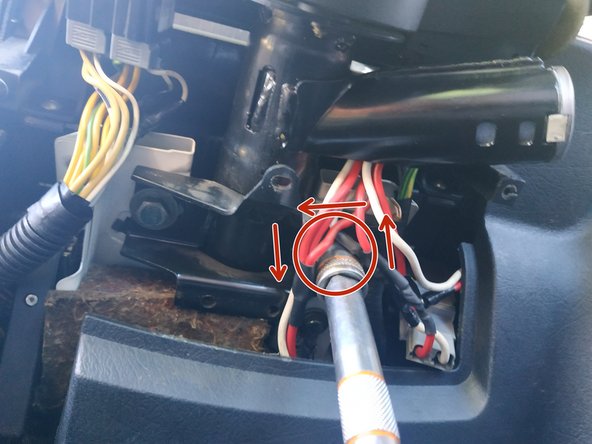 La colonne de direction est maintenue par 2 vis.