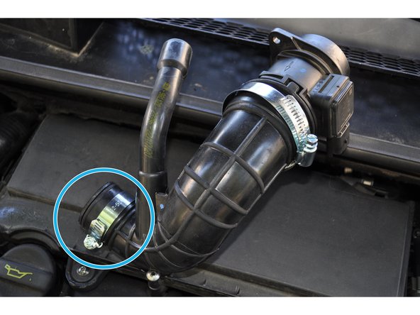 Faire coïncider le détrompeur de la durite avec l'encoche située sur le débitmètre