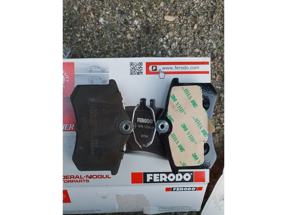 Retirer les plaquettes de l'étrier, et les comparer avec les nouvelles.