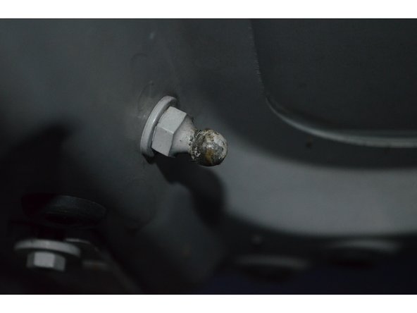 Retirez le reste de graisse de la bille de fixation pour ne pas dégrader la graisse neuve présente dans le vérin neuf.