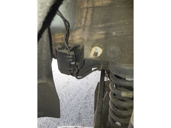 Voici le boitier de raccordement qui est caché derrière le passage de roue. Enfin, via le tableau de bord, on lance un reset de l'entretien des plaquettes arrières.