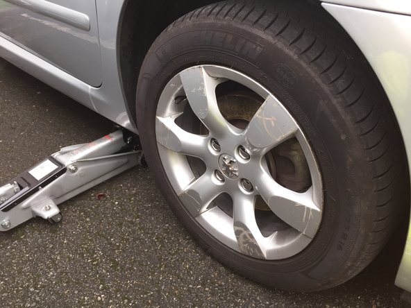 Visser les boulons de la roue Retirer le cric et finir le serrage de la roue en croix avec le véhicule poser au sol