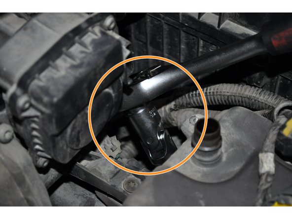 Placer une douille à bougie de 16 mm puis desserrer avec un cliquet. Utiliser une rallonge ou un cardan pour faciliter l’accès.