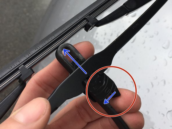 Poussez la languette vers la tige, et poussez en même temps le balais vers le haut de l'attache en U jusqu'à arriver au fond.