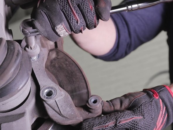 Reposer le support d'étrier et serrer les 2 vis à l'aide du cliquet et de la douille torx T55