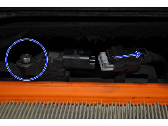 Utiliser une clé de 10 mm