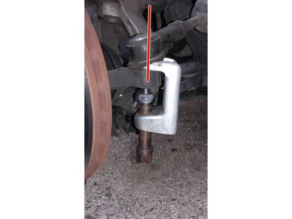 Il faut d'abord retirer l'écrou de 17. Puis faire attention à ne pas tordre la rotule en forçant bien droit avec l'extracteur.