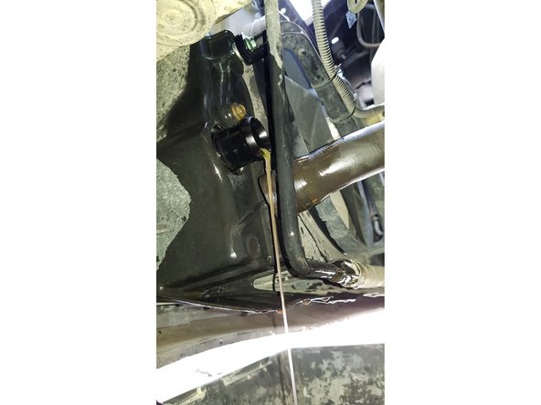 Placez votre bac de récupération sous la voiture.