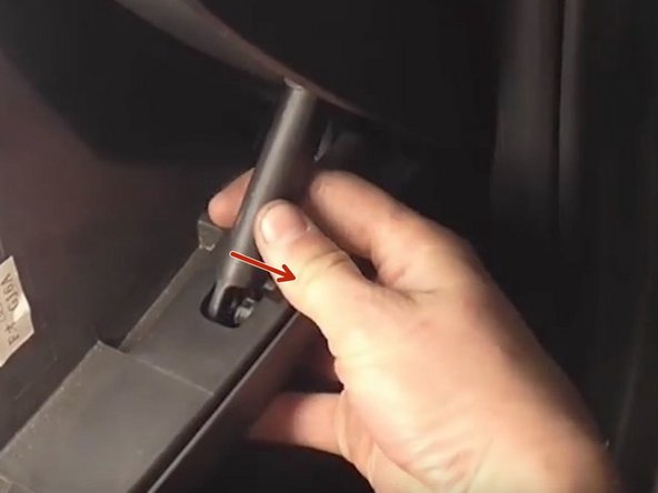 Réalisez l'opération inverse à toute à l'heure, et poussant vers vous l'attache afin de la rentrer dans son logement.