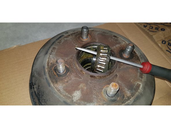 L'arbre est fixe et c'est la roue qui tourne. La roue entraîne le tambour. C'est donc l'alésage du tambour qui tourne. On est donc dans le cas d'un montage en O. La bague extérieure est donc montée serrée.