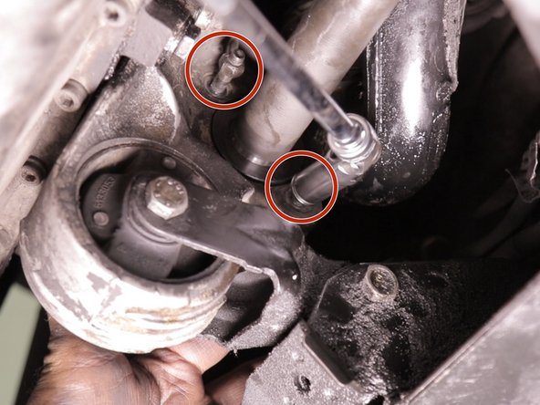 Repositionner et serrer les deux brides du roulement de cardan