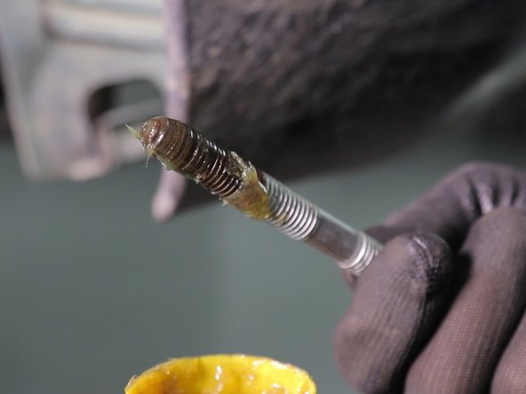 Replacer la vis du bas de l'amortisseur et bloquer