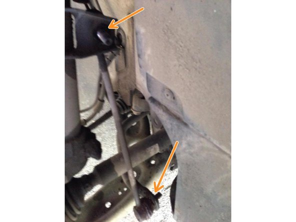 Vous pouvez maintenant reposé la nouvelle biellette de barre stabilisatrice en respectant son sens.