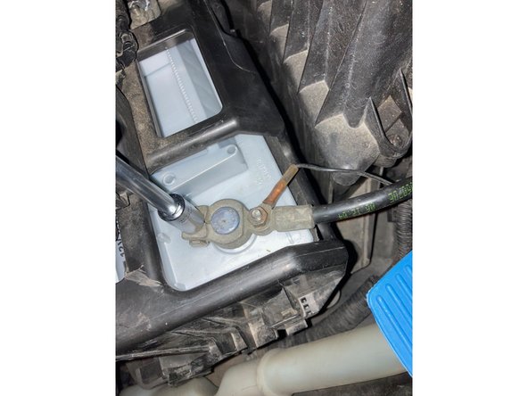 Replacez la cosse positive et resserrez la au max avec le cliquet et la douille de 10. Remettez en place le cache plastique en appuyant dessus.