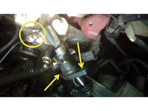 démonter les vis du récepteur d'embrayage. de-clipsez le tuyau d'alimentation du recepteur de la bride support.