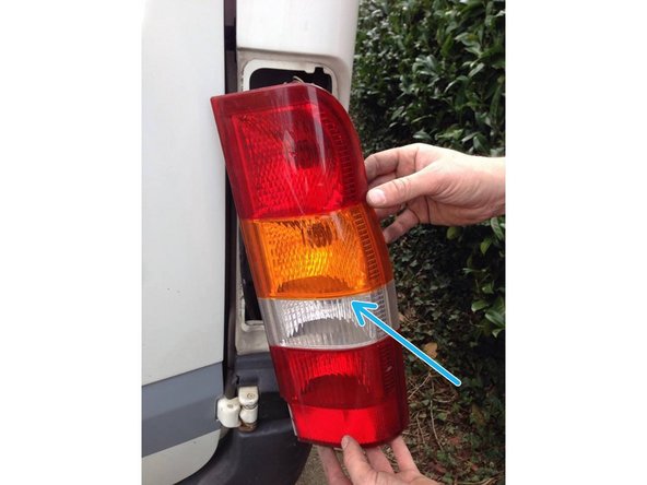 Vous pouvez maintenant remettre en place le phare arrière de votre véhicule en respectant son sens, inutile de forcer il doit se mettre facilement en place.