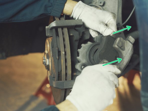 Tirer sur la plaquette présente dans l'étrier pour la retirer