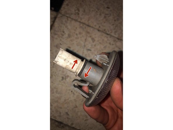 Maintenir le clignotant et tourner d'un quart de tour le support de l'ampoule
