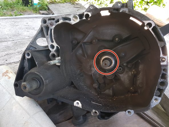 Coté boite de vitesse, vous verrez apparaitre en plein milieu la butée d'embrayage ainsi que la fourchette.