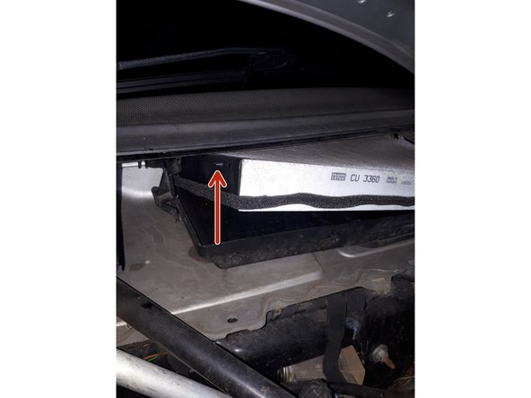 Pour dégager l'ancien filtre, soulever le coin gauche puis l'extraire