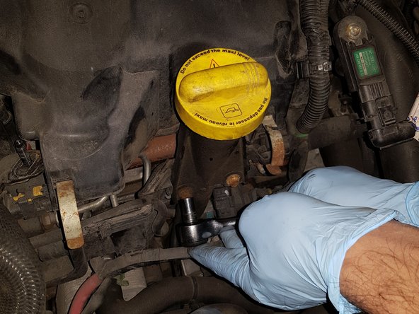 Retirer les deux vis du puit de jauge avec une clé de 8 pour l'écarter du cache