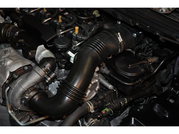 Remettre en place la boite à air, le filtre à gazole et les conduites d'air.