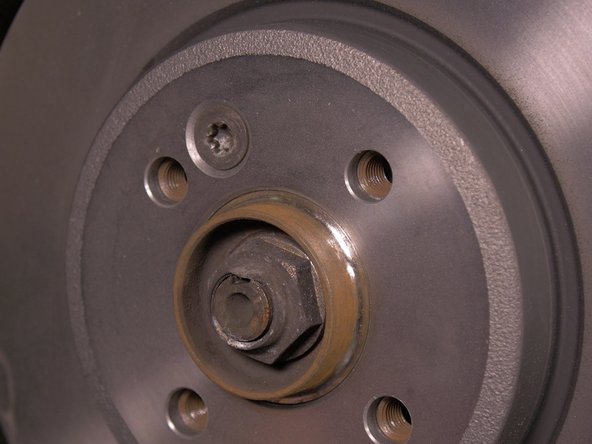 Replacer la vis du disque et la visser à l'aide d'un cliquet et une douille Torx T45