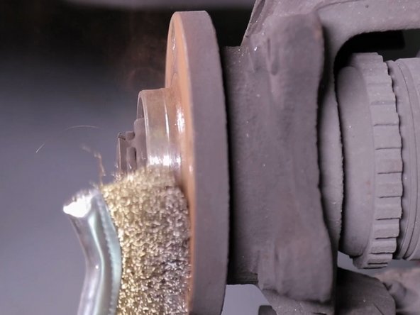 Retirer le disque. Puis brosser le moyeu à l'aide de la brosse métallique.