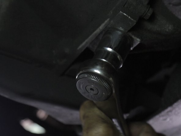 Replacer le bouchon et serrer une fois que toute l'huile s'est vidée