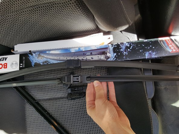 Comparer la longueur et les fixations des nouveaux balais