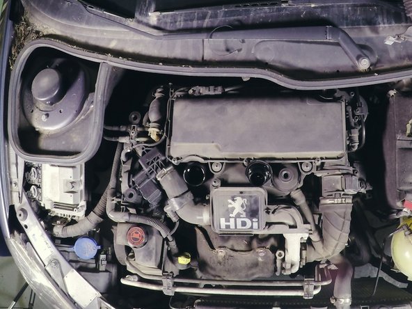 Retirer le bouchon d'huile moteur et poser un entonnoir