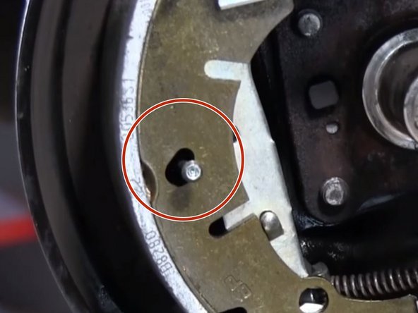 Insérer la tige dans le trou par derrière