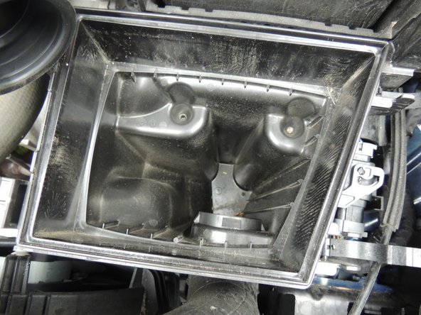 Retirer les éventuels résidus présents au fond du boitier (feuilles mortes ou autres).