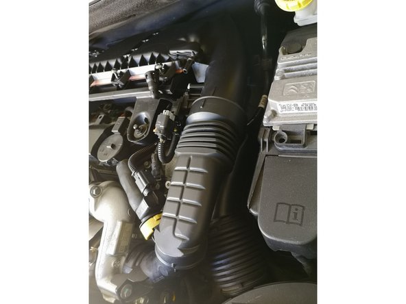 Remettre le tuyau en place dans la boîte à air.