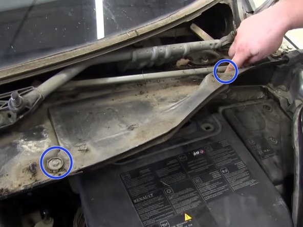 Retirer le cache de la batterie en dévissant les 2 vis (à l'aide d'une clé de 10)