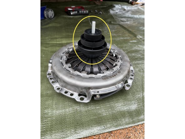 Dévisser et déposer les 6 vis de fixation du mécanisme d'embrayage a l'aide d'un embout ou d'une clé allen. Déposer le mécanisme d'embrayage ainsi que son disque.