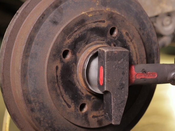 Replacer le cache moyeu en tapant dessus avec le côté du marteau