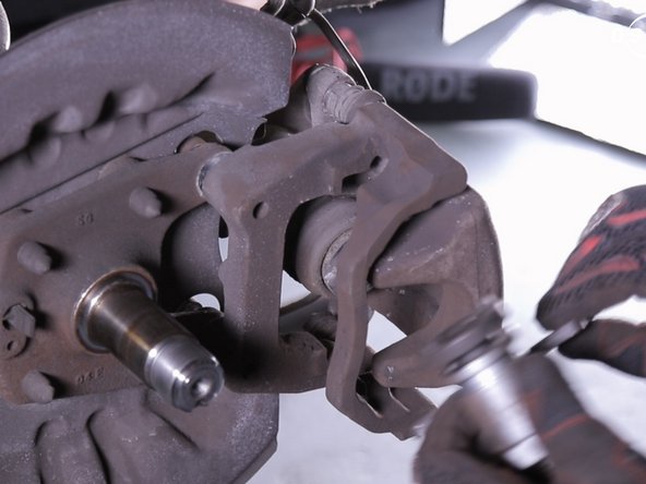 Reposer la chape d’étrier puis de l'étrier en serrant les deux vis