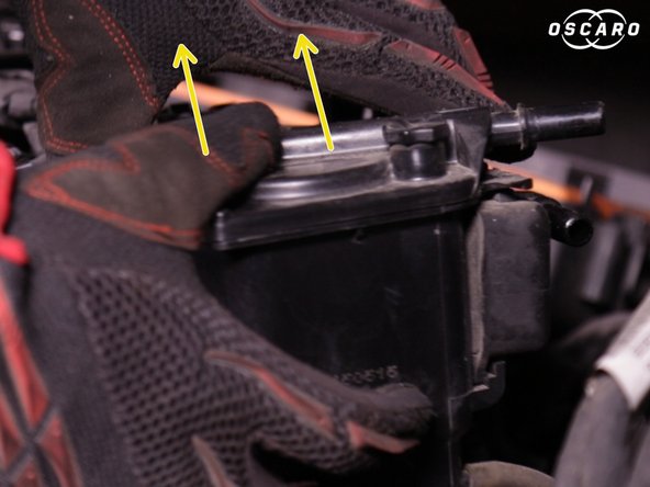 Retirer le filtre à carburant en appuyant sur la languette