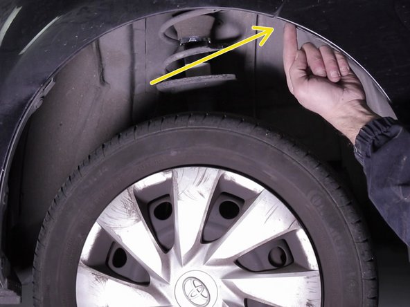 A l'aide du tournevis, dévisser la vis du pare-boue