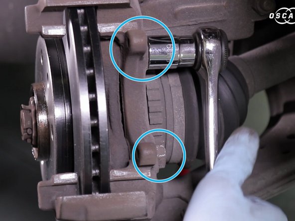 Positionner le support d'étrier puis à l'aide du cliquet et de la douille de 19, serrer les 2 vis