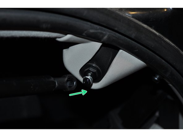 Nettoyer avec un chiffon les attaches du vérin et graisser les attaches du vérin.