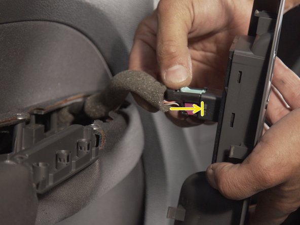 Rebrancher le connecteur à la poignée