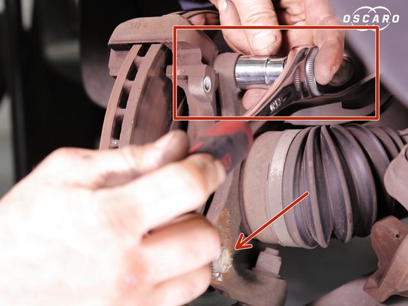 Dévisser et retirer les deux vis du support d'étrier avec une clé de 18